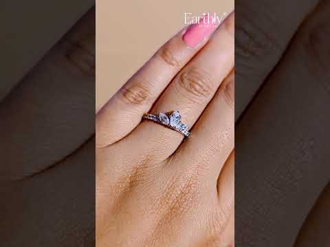 تحميل الفيديو: Marquise Trilogy Ring With Side Diamonds | Earthly jewels