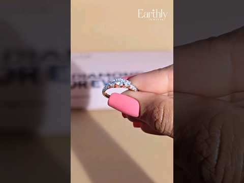 تحميل الفيديو: Round Trilogy Ring With Side Diamonds | Earthly jewels