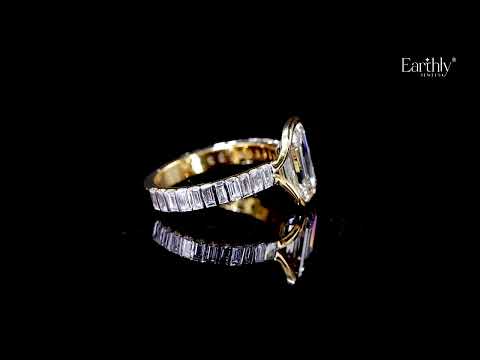 Load video: Emerald Half Bezel Ring With Bar Set Baguettes | Earthly Jewels