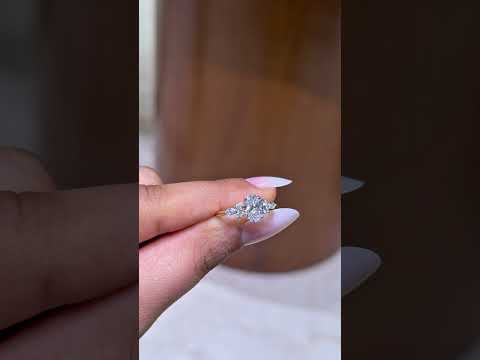 تحميل الفيديو: Oval Engagement Ring with Side Accents | Earthly Jewels